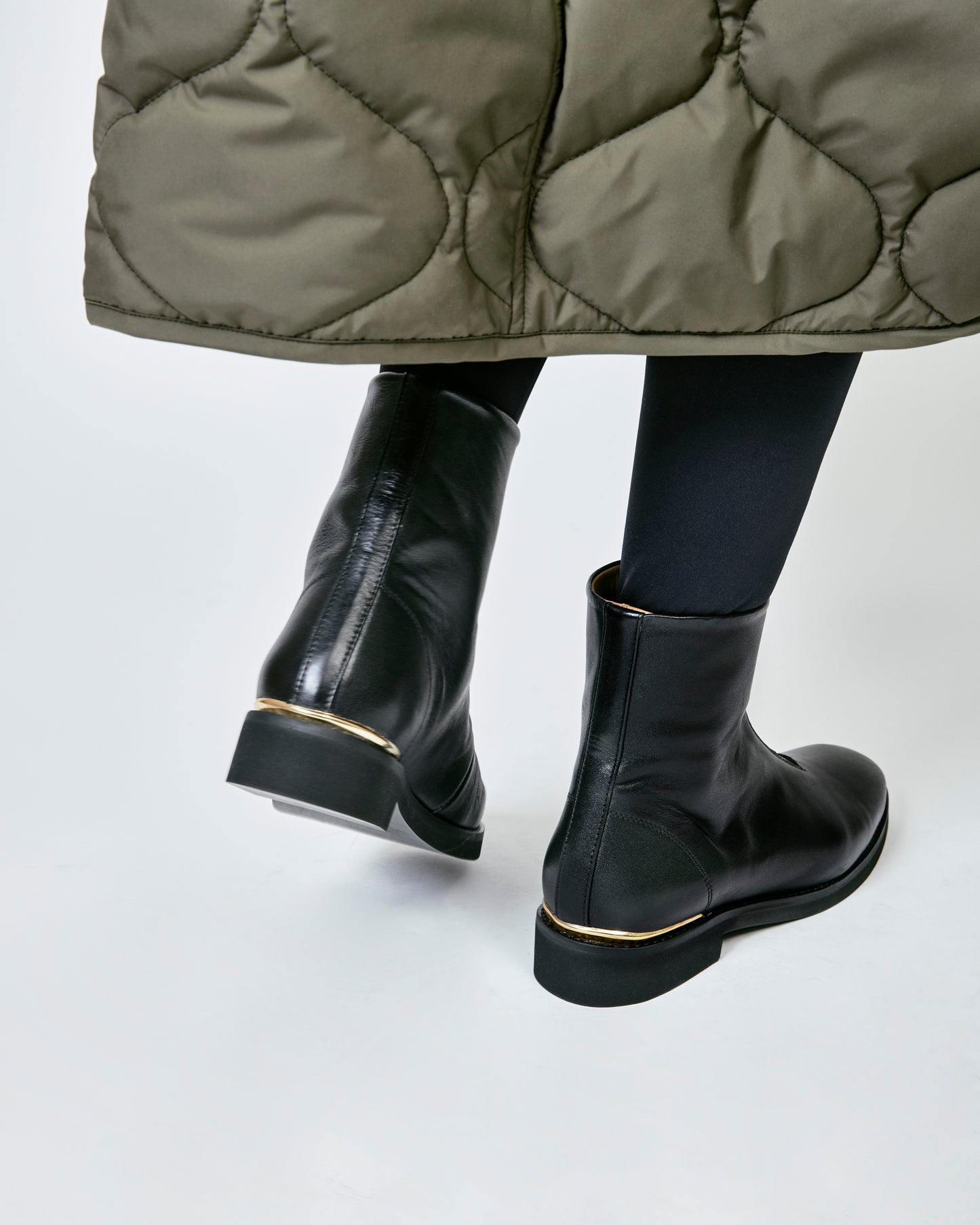 HEEL CUP SHORT CENTER ZIP BOOTS DARK BROWN