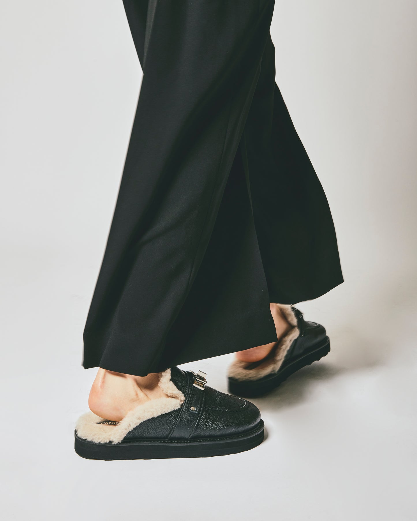 SHEARING BUCKLE SANDALS GRAIN LEATHER BLACK