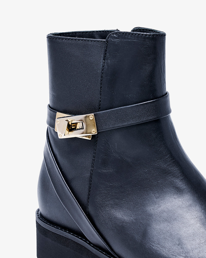 BUCKLE STRAP SHORT BOOTS BLACK