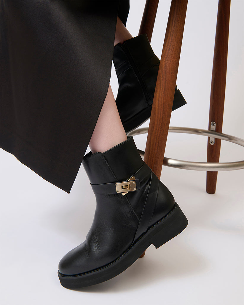BUCKLE STRAP SHORT BOOTS BLACK