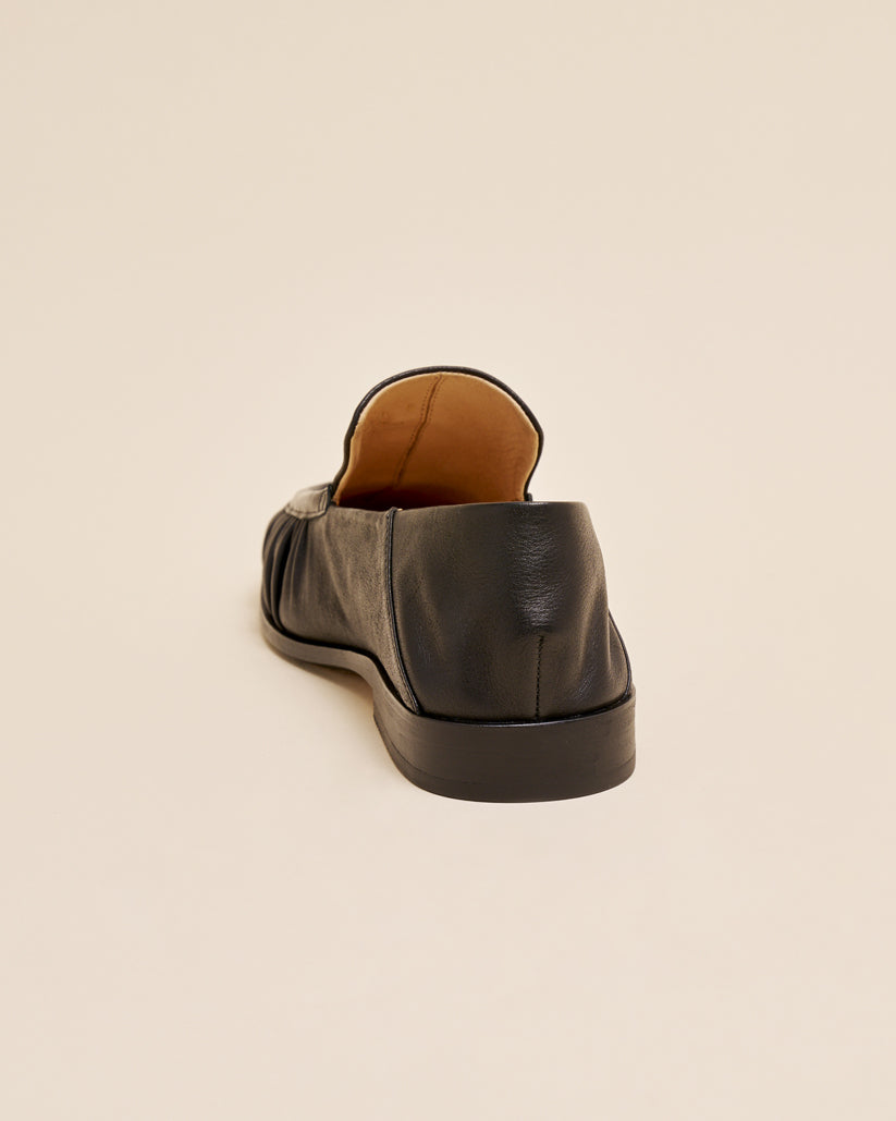 PLEATED LOAFER BLACK – caminando.jp