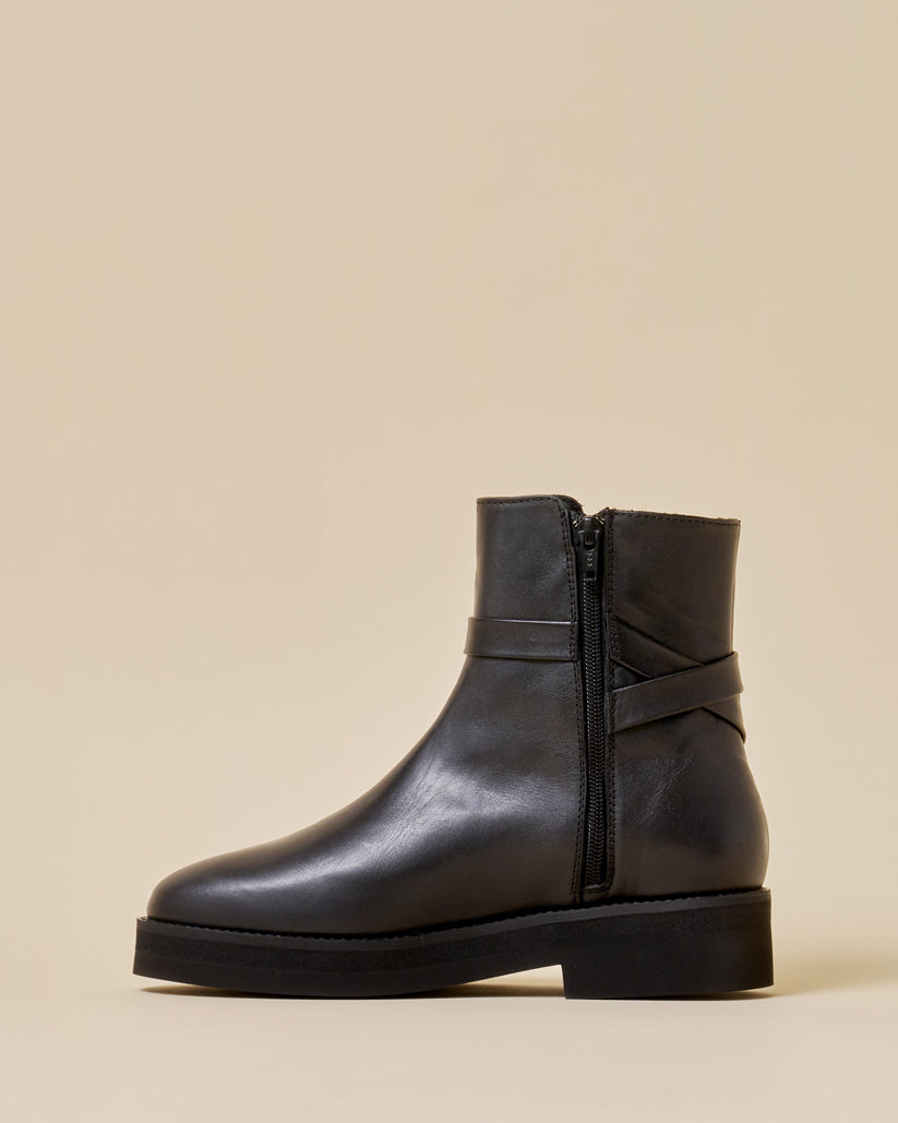 BUCKLE STRAP SHORT BOOTS BLACK