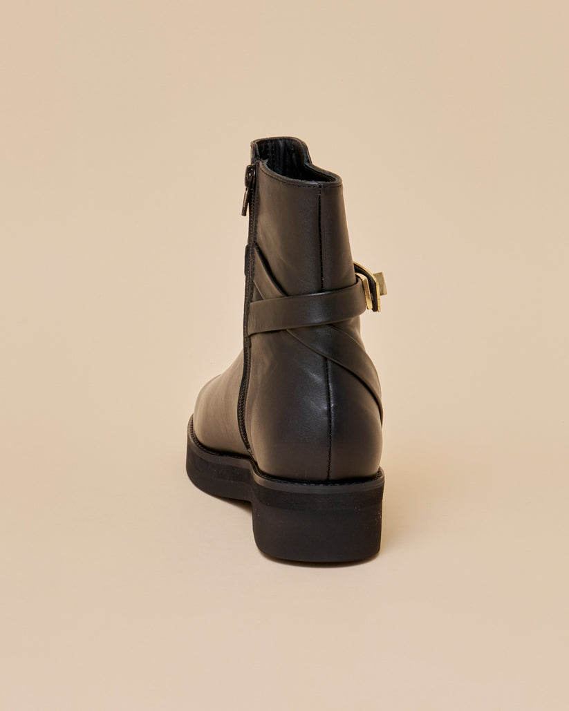 BUCKLE STRAP SHORT BOOTS BLACK