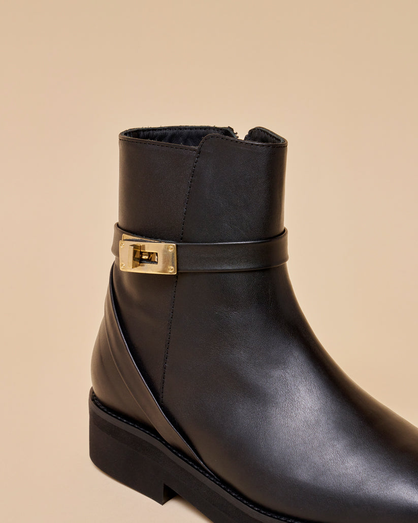 BUCKLE STRAP SHORT BOOTS BLACK